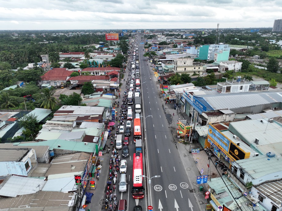 Vật vã quay trở về TP.HCM sau kỳ nghirex  - Ảnh 5.