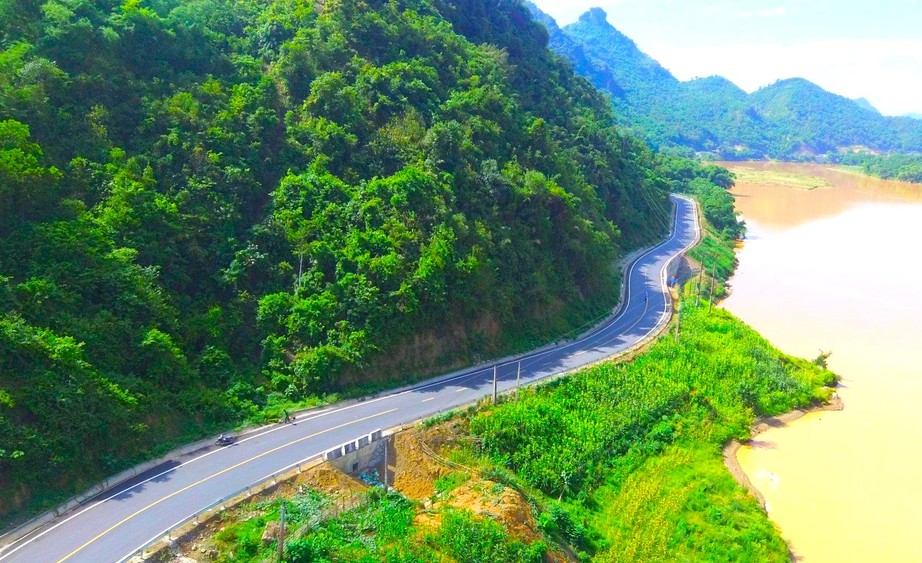Đề xuất đầu tư hơn 8.300 tỷ đồng nâng cấp 3 quốc lộ kết nối với Lào, Trung Quốc - Ảnh 1.