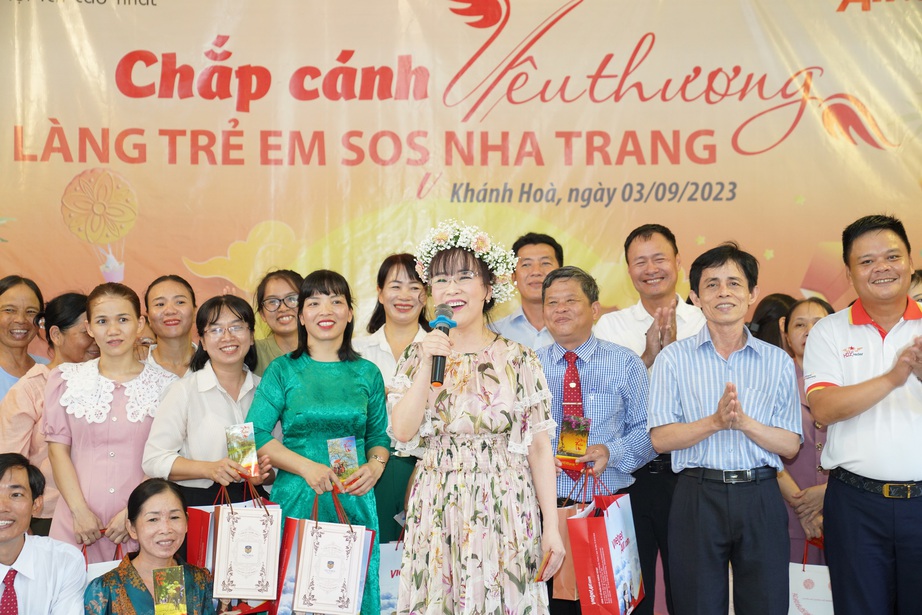 Chủ tịch Vietjet thăm làng SOS dịp Tết Độc lập 2/9 - Ảnh 1.