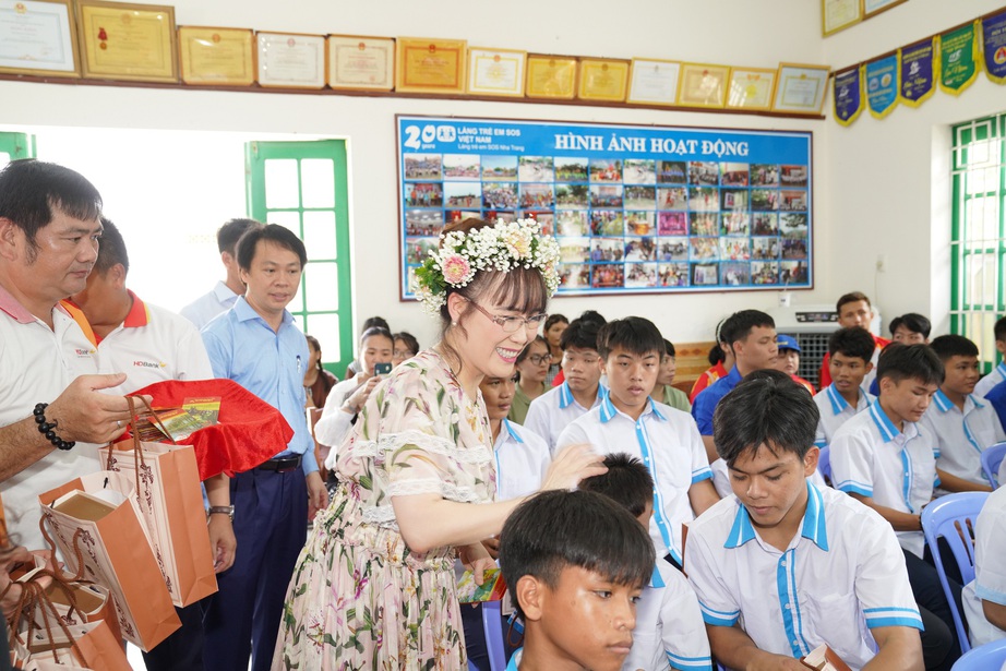 Chủ tịch Vietjet thăm làng SOS dịp Tết Độc lập 2/9 - Ảnh 2.