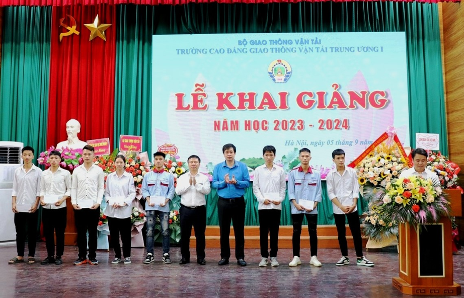 Công đoàn GTVT Việt Nam trao học bổng sinh viên giao thông vượt khó - Ảnh 1.