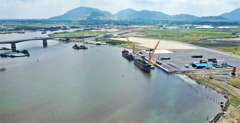 Phát triển cảng cạn để tăng hiệu quả khai thác cảng biển - Ảnh 1.