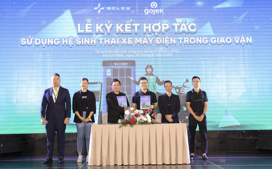 Xe ôm công nghệ Gojek bắt tay với xe điện Việt Selex Motors - Ảnh 1.