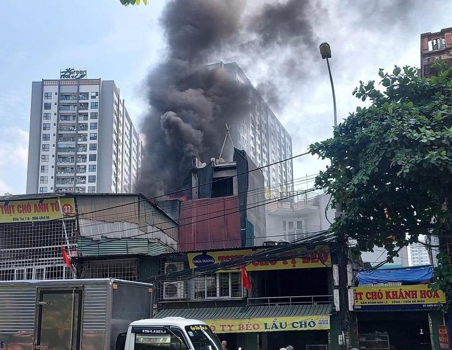 Hà Nội: Cháy nhà 3 tầng ở đường Tam Trinh kèm nhiều tiếng nổ - Ảnh 1.