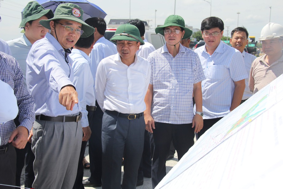 Phó chủ nhiệm Ủy ban Kinh tế Quốc hội kiểm tra hai tuyến cao tốc qua Đồng Nai, Bình Thuận - Ảnh 1.