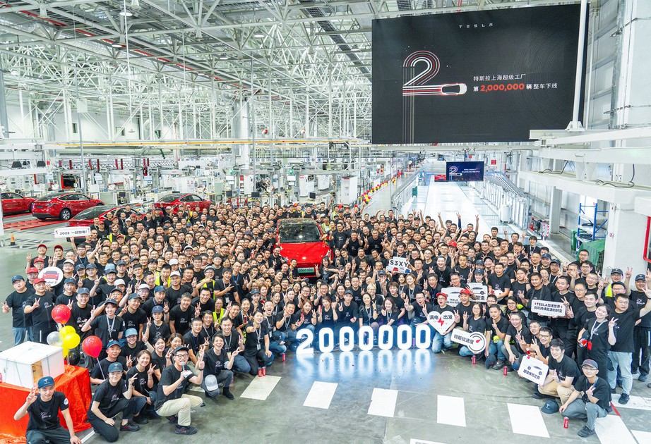 Siêu nhà máy Tesla Thượng Hải đạt mốc 2 triệu xe điện xuất xưởng - Ảnh 1.