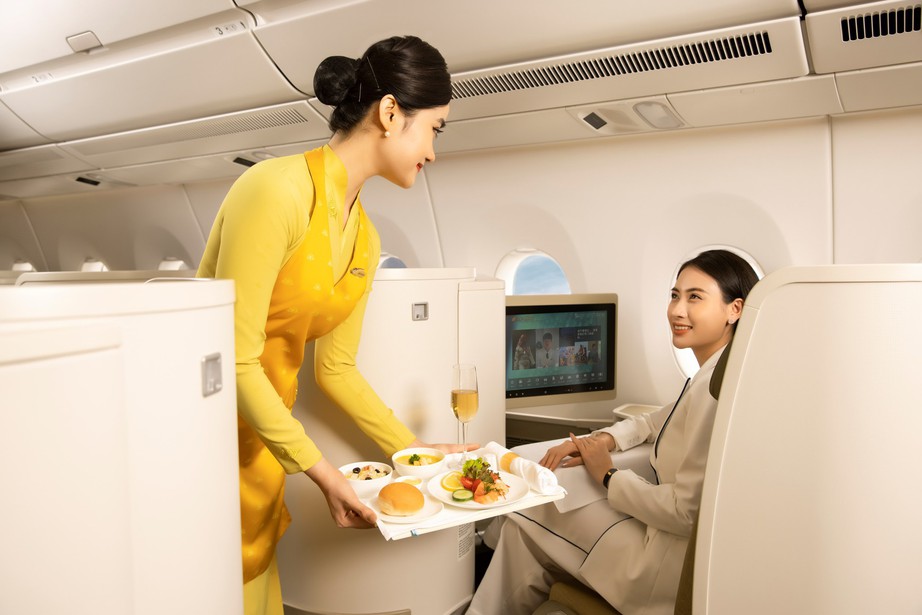 Khách bay Vietnam Airlines được thưởng thức đồ ăn độc đáo trên độ cao 10.000m - Ảnh 1.