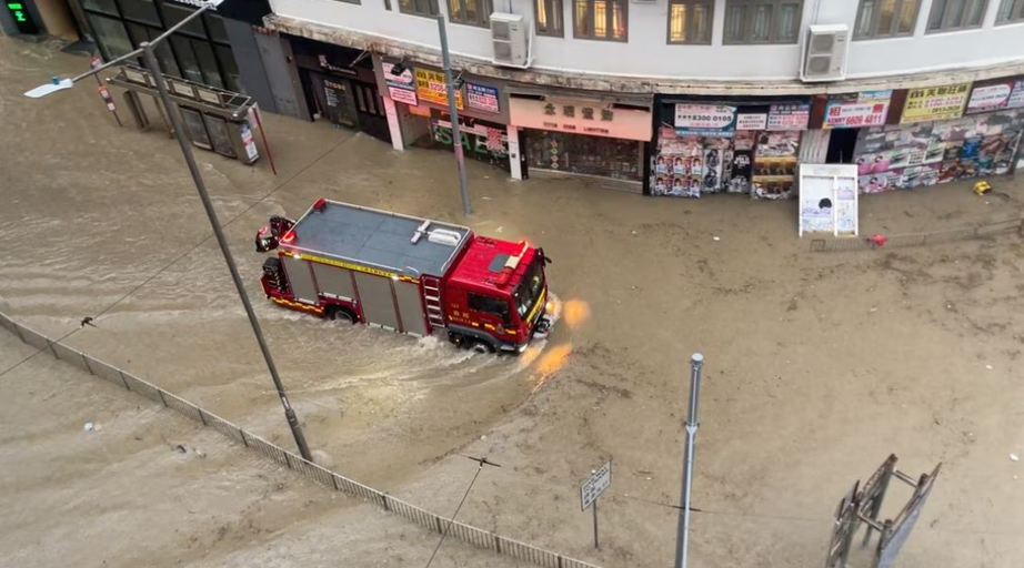 Đường phố， ga tàu điện ngầm tại Hong Kong ngập lụt trong trận mưa lớn nhất trong 140 năm  - Ảnh 2.