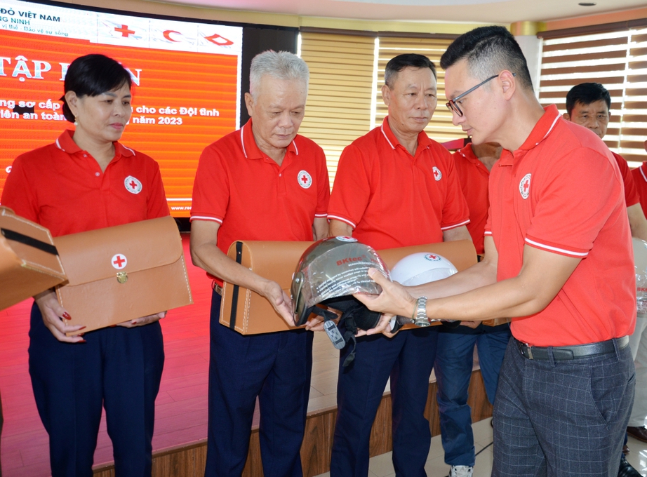 Quảng Ninh tập huấn sơ cấp cứu ban đầu cho các tình nguyện viên an toàn giao thông - Ảnh 2.