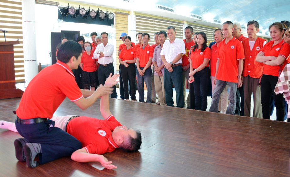 Quảng Ninh tập huấn sơ cấp cứu ban đầu cho các tình nguyện viên an toàn giao thông - Ảnh 1.
