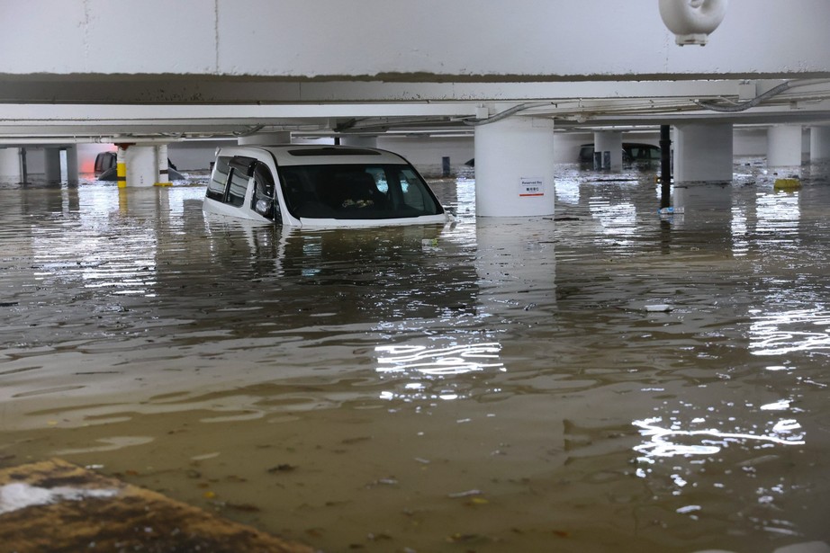 Đường phố， ga tàu điện ngầm tại Hong Kong ngập lụt trong trận mưa lớn nhất trong 140 năm  - Ảnh 13.
