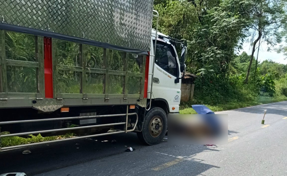 Lào Cai: Ô tô tải va chạm với xe máy, khiến ba người thương, vong - Ảnh 1.