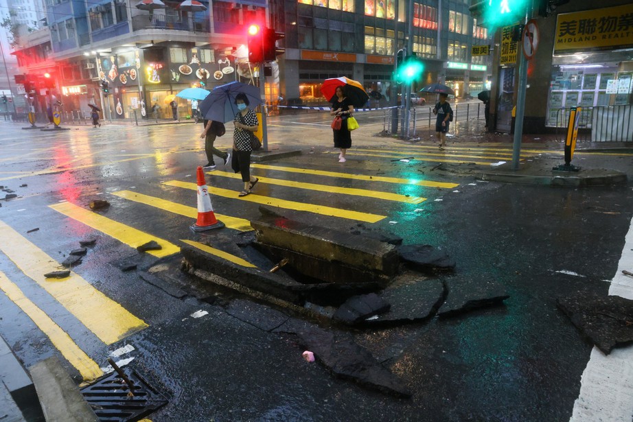 Đường phố, ga tàu điện ngầm tại Hong Kong ngập lụt trong trận mưa lớn nhất trong 140 năm  - Ảnh 9.