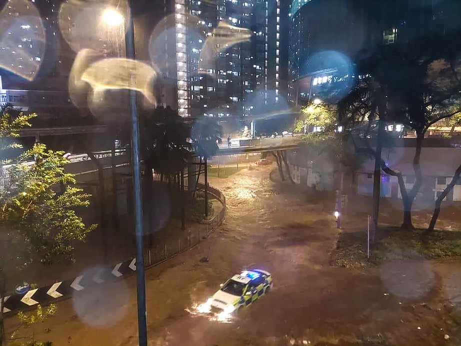 Đường phố, ga tàu điện ngầm tại Hong Kong ngập lụt trong trận mưa lớn nhất trong 140 năm  - Ảnh 12.