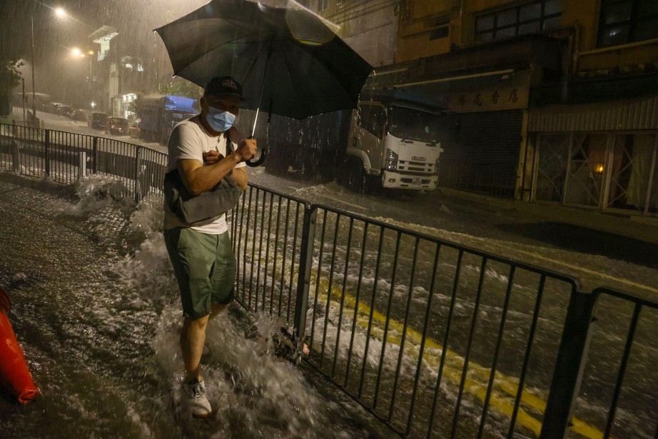 Đường phố， ga tàu điện ngầm tại Hong Kong ngập lụt trong trận mưa lớn nhất trong 140 năm  - Ảnh 14.