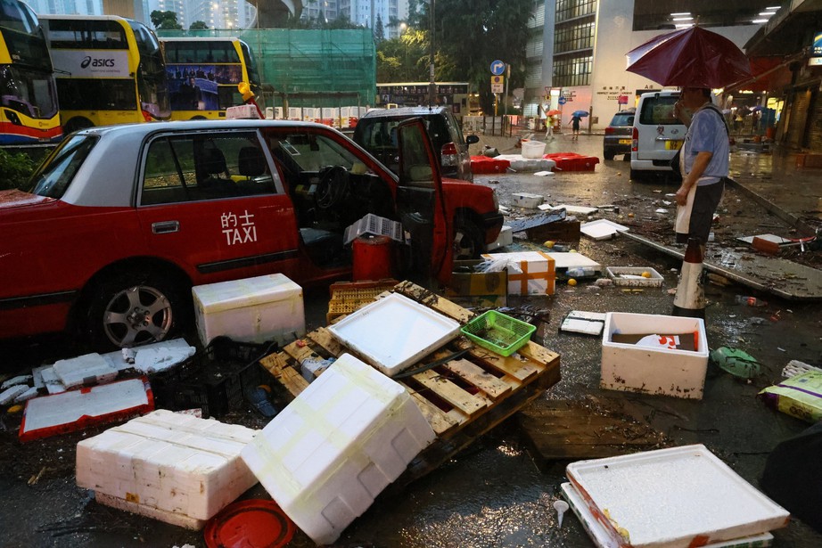 Đường phố， ga tàu điện ngầm tại Hong Kong ngập lụt trong trận mưa lớn nhất trong 140 năm  - Ảnh 6.