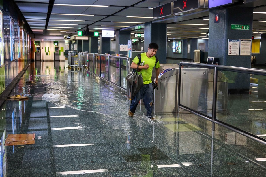 Đường phố， ga tàu điện ngầm tại Hong Kong ngập lụt trong trận mưa lớn nhất trong 140 năm  - Ảnh 7.