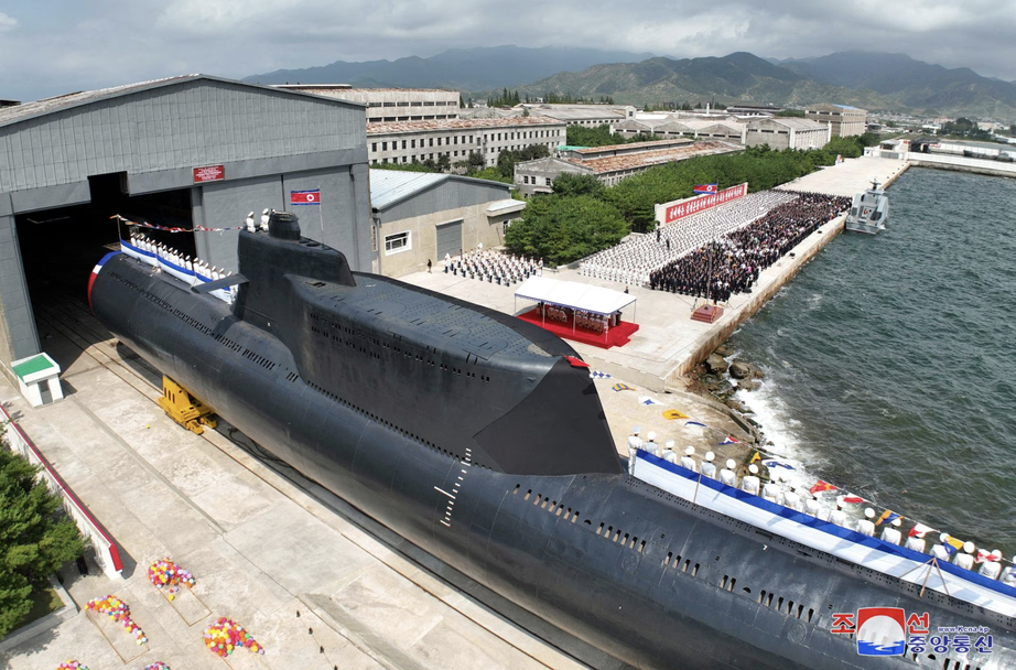 Cận cảnh Triều Tiên hạ thuỷ tàu ngầm tấn công hạt nhân chiến lược mới  - Ảnh 3.