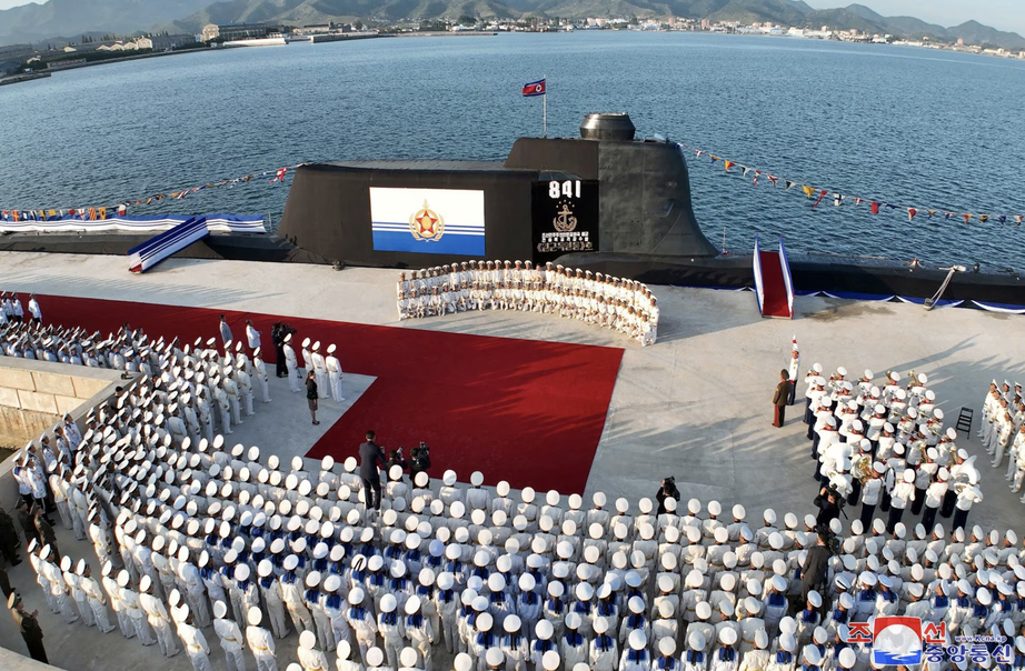 Cận cảnh Triều Tiên hạ thuỷ tàu ngầm tấn công hạt nhân chiến lược mới  - Ảnh 4.
