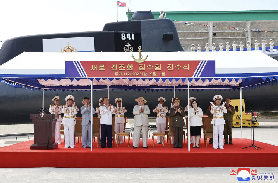 Cận cảnh Triều Tiên hạ thuỷ tàu ngầm tấn công hạt nhân chiến lược mới  - Ảnh 1.