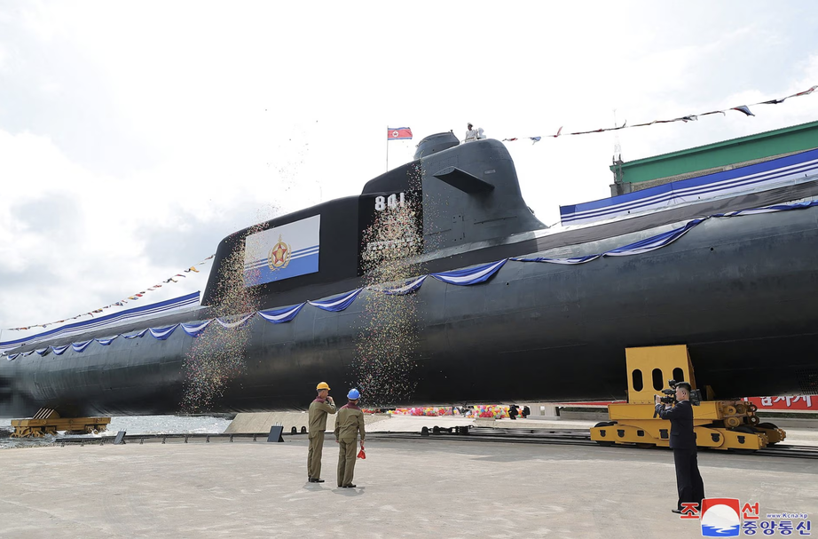 Cận cảnh Triều Tiên hạ thuỷ tàu ngầm tấn công hạt nhân chiến lược mới  - Ảnh 5.
