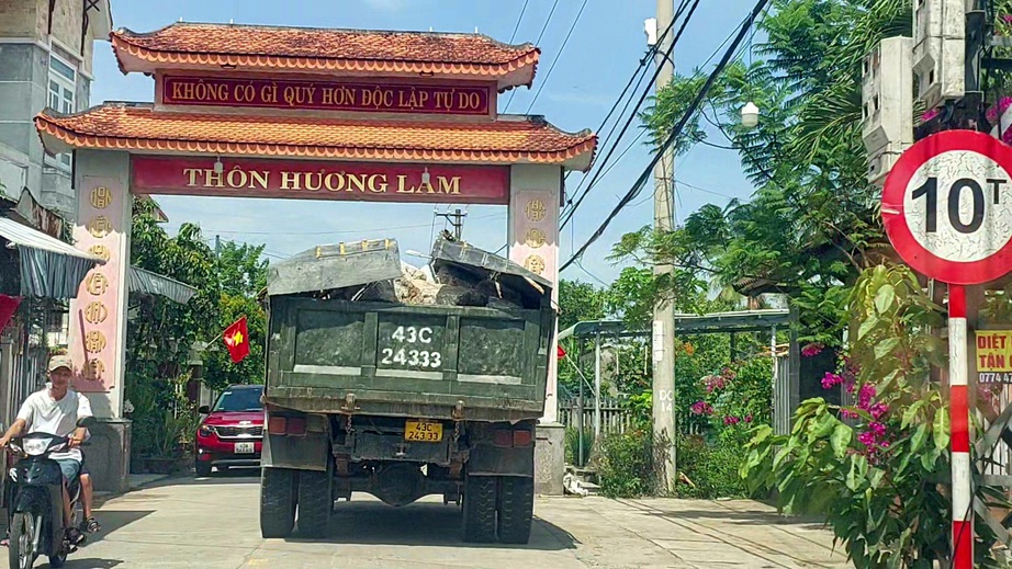 Đà Nẵng: Xe ben đổi logo, chở đá có ngọn đại náo từ quốc lộ đến đường làng - Ảnh 1.