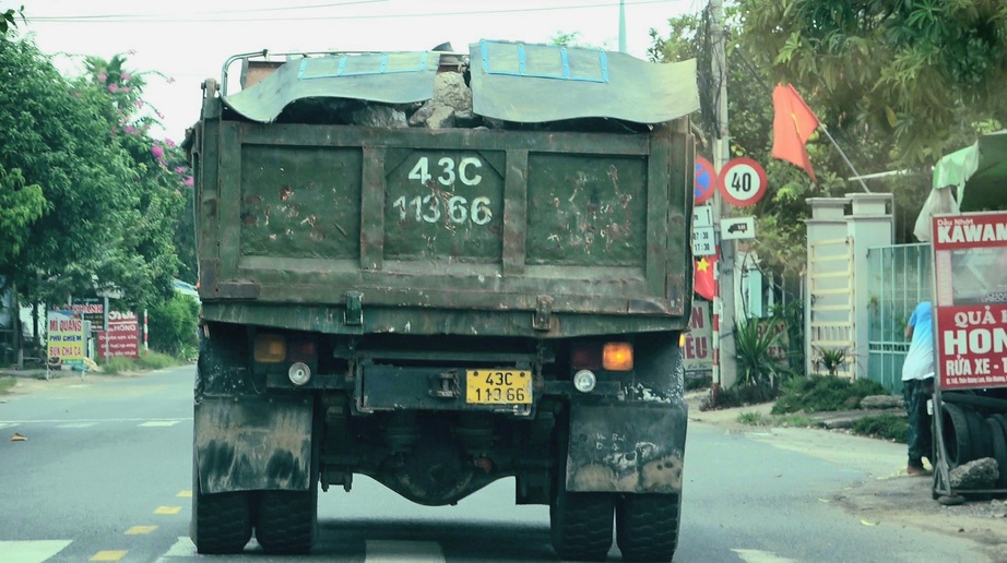 Đà Nẵng: Xe ben đổi logo, chở đá có ngọn đại náo từ quốc lộ đến đường làng - Ảnh 2.