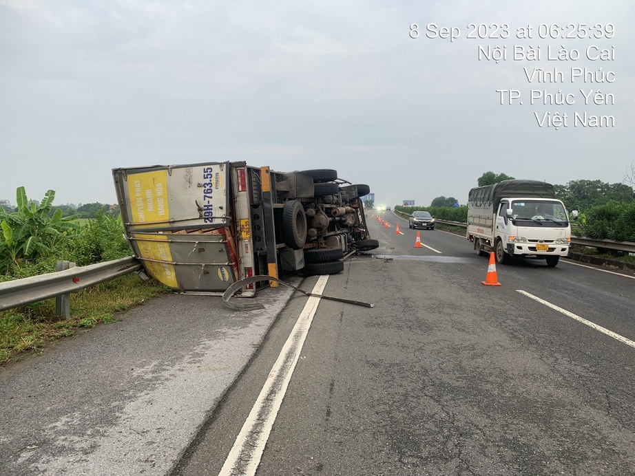 Xe tải mất lái, lật ngang khiến tài xế tử vong trên cao tốc Nội Bài – Lào Cai - Ảnh 1.