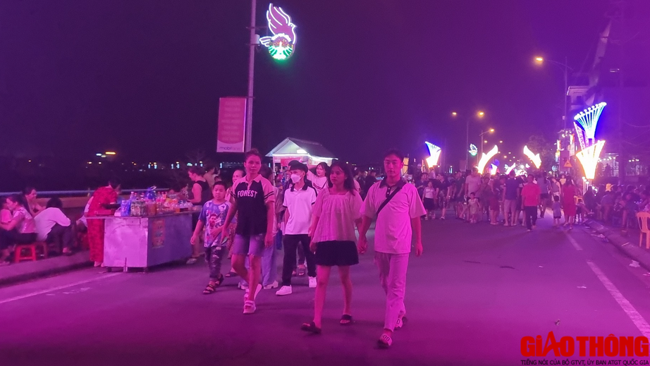 Nhộn nhịp ngày đầu chạy thử nghiệm phố đi bộ ở Hoà BÌnh - Ảnh 8. Nhộn nhịp ngày đầu chạy thử nghiệm phố đi bộ ở Hoà BÌnh - Ảnh 8.