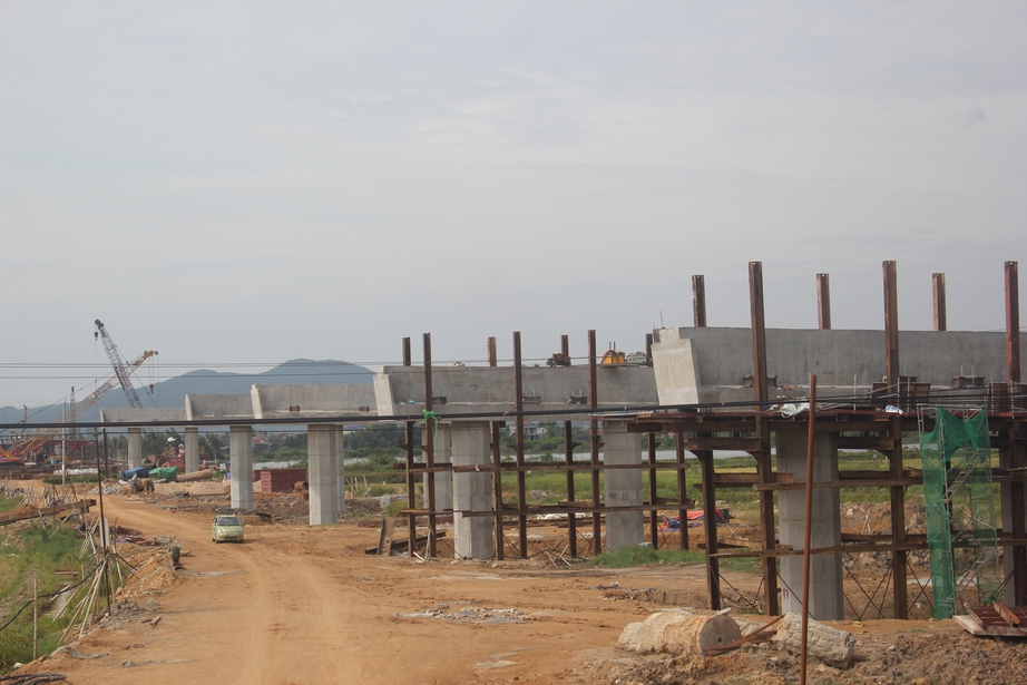 Vướng nhiều khu dân cư, dự án cao tốc Bắc – Nam qua Quảng Bình khó thi công liền mạch - Ảnh 1.