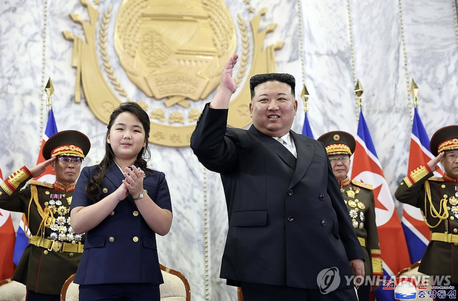 Chủ tịch Triều Tiên cùng con gái dự lễ duyệt binh trong đêm - Ảnh 1.