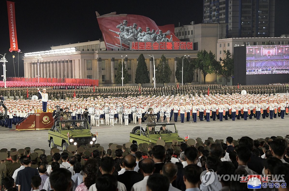 Chủ tịch Triều Tiên cùng con gái dự lễ duyệt binh trong đêm - Ảnh 2.