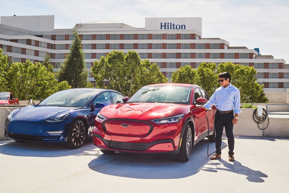 Tesla lắp đặt súng sạc tại hơn 2.000 khách sạn Hilton toàn cầu - Ảnh 1.
