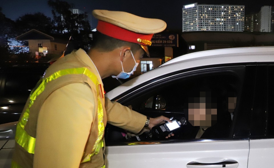 Hà Nội: Kiểm tra 2 phố, cảnh sát phát hiện 31 "ma men" lái xe trong đêm- Ảnh 2.