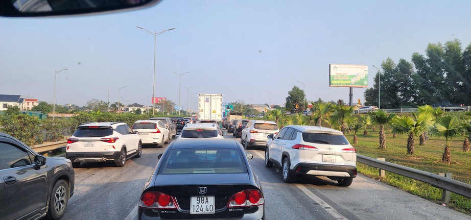 Cao tốc Nội Bài – Lào Cai tắc dài gần 5km do tai nạn, dân ì ạch trở lại Thủ đô- Ảnh 3.