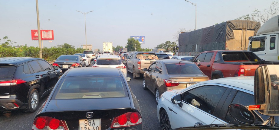 Cao tốc Nội Bài – Lào Cai tắc dài gần 5km do tai nạn, dân ì ạch trở lại Thủ đô- Ảnh 2.