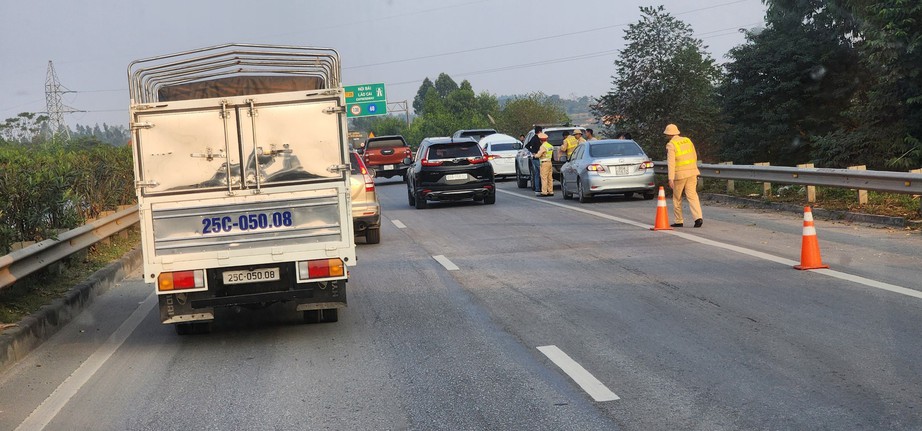 Cao tốc Nội Bài – Lào Cai tắc dài gần 5km do tai nạn, dân ì ạch trở lại Thủ đô- Ảnh 8.