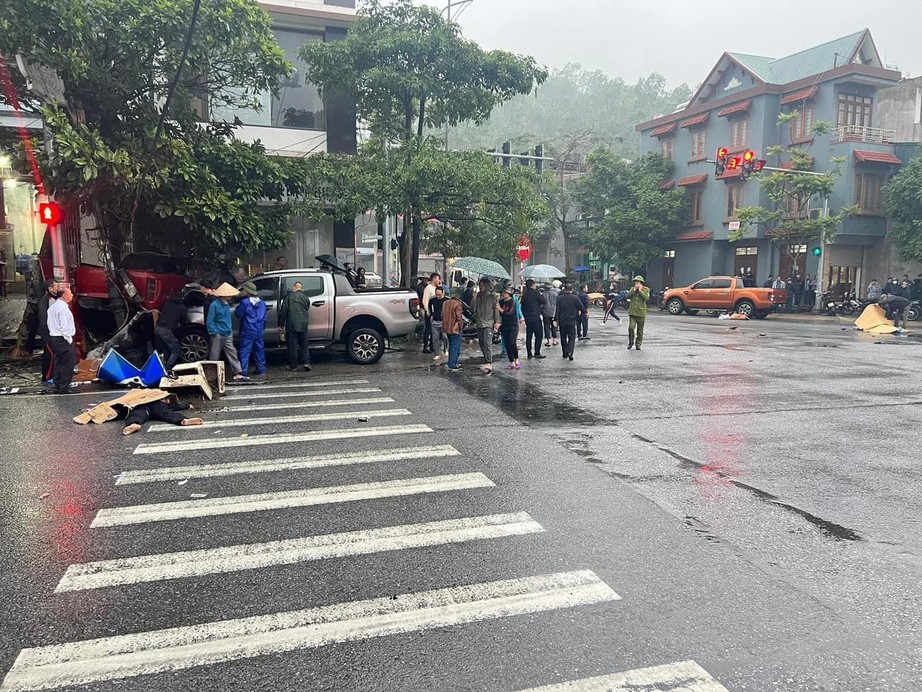 Quảng Ninh: Xe bán tải tông xe máy trên quốc lộ 18, khiến ba người tử vong- Ảnh 1.
