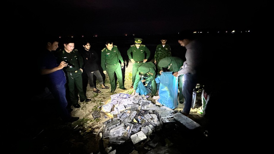 Cận cảnh lô ma túy khủng lên đến gần 300kg trôi dạt vào bờ biển Quảng Ngãi- Ảnh 1.