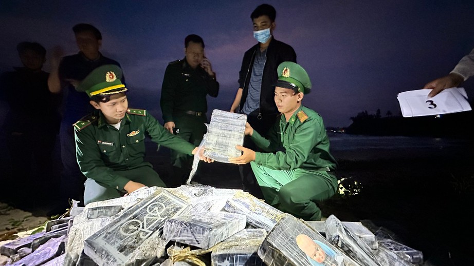 Cận cảnh lô ma túy khủng lên đến gần 300kg trôi dạt vào bờ biển Quảng Ngãi- Ảnh 3.