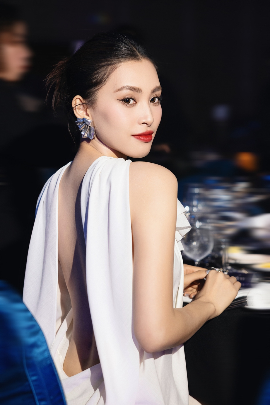 Hoa hậu Tiểu Vy, Lương Thuỳ Linh cùng nắm tay nhau "ẵm" giải tại Đẹp Awards 2023- Ảnh 2.
