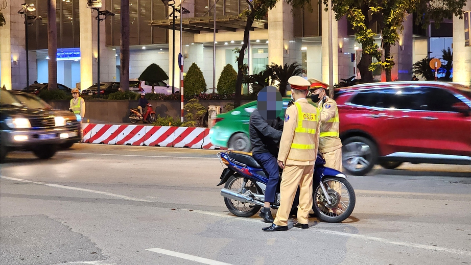 Gần 600 công chức, viên chức ở Hà Nội bị xử lý vi phạm nồng độ cồn- Ảnh 2.