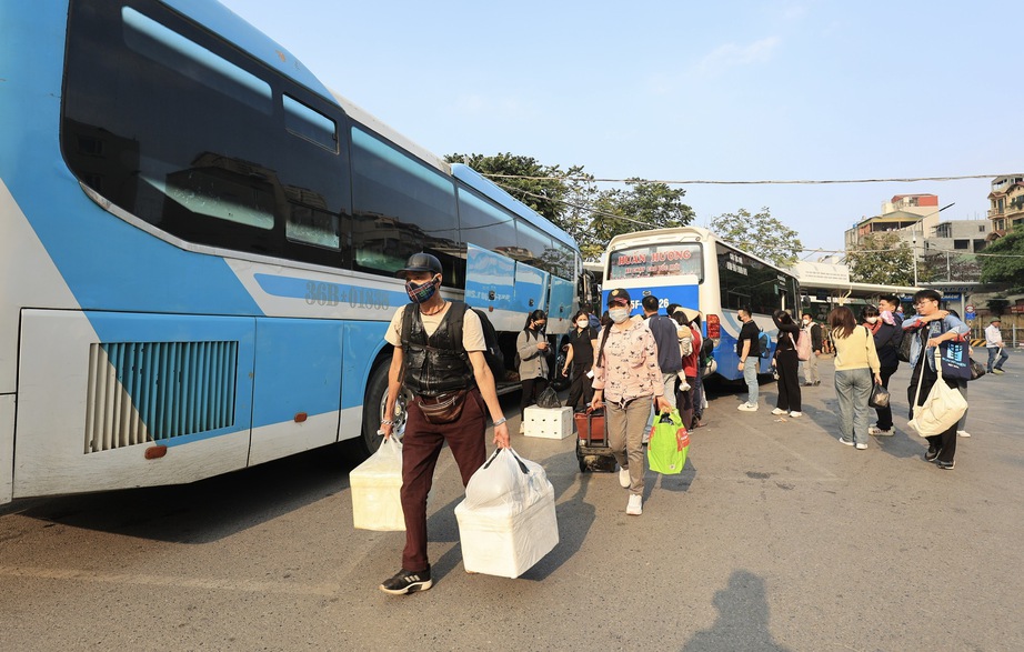 Bến xe Hà Nội đón hơn 92 nghìn khách dịp tết Dương lịch- Ảnh 1.