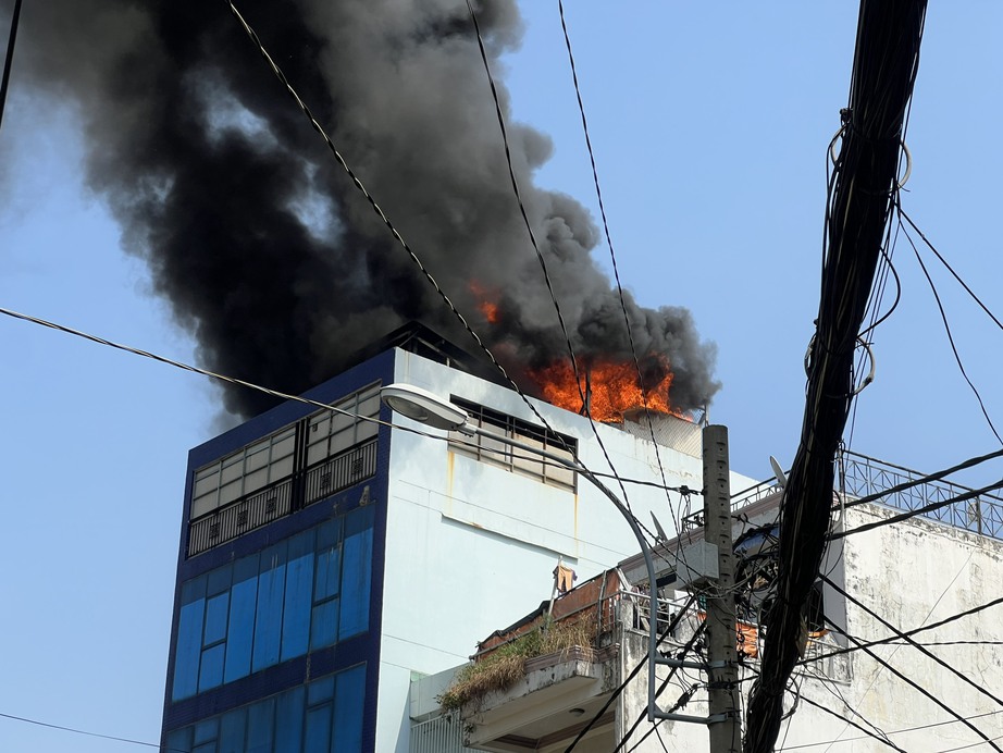Cháy tòa nhà công ty vàng bạc đá quý ở TP.HCM, nhân viên tháo chạy thoát thân- Ảnh 2.