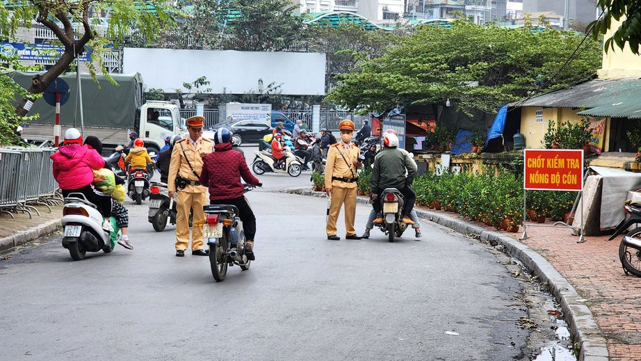 Thử rượu để mang về cho sếp, người đàn ông bị phạt 2,5 triệu đồng khi lái xe- Ảnh 1.