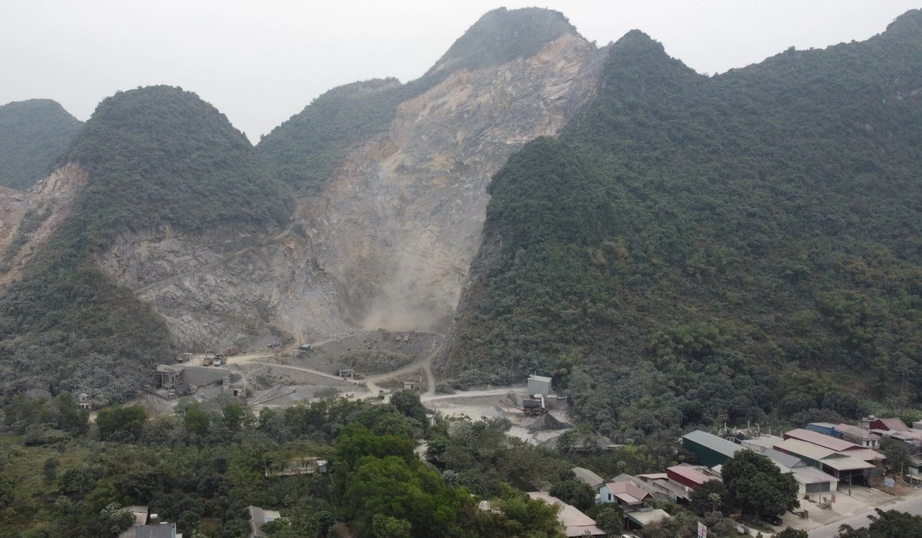 Kiểm tra hoạt động nổ mìn trong vụ người dân chặn đường mỏ đá gây ô nhiễm ở Hoà Bình- Ảnh 1.
