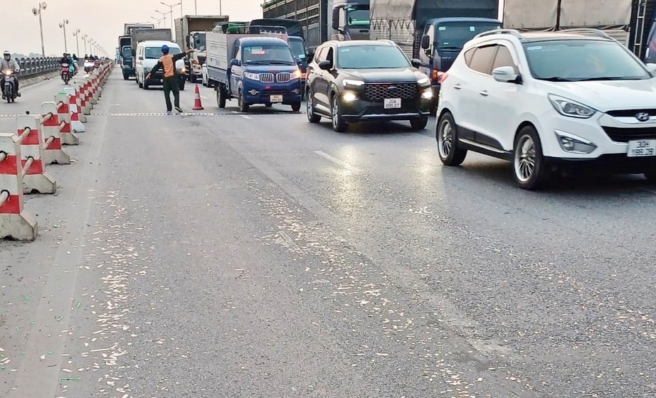 Công an Hà Nội vào cuộc vụ hàng loạt xe ô tô thủng lốp trên cầu Thanh Trì- Ảnh 1.