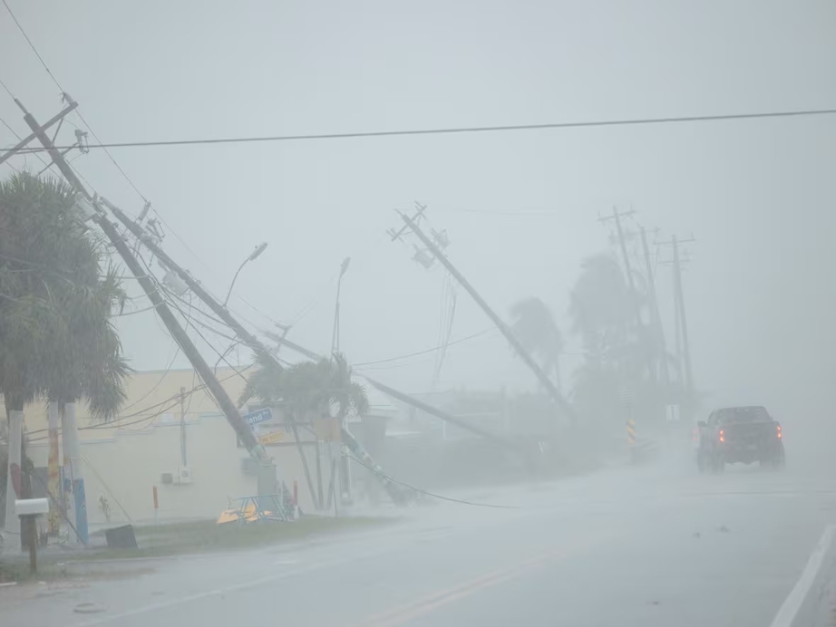 Siêu bão Milton đổ bộ Florida, gây mưa lớn khủng khiếp "1000 năm có 1"- Ảnh 5. Siêu bão Milton đổ bộ Florida, gây mưa lớn khủng khiếp "1000 năm có 1"- Ảnh 5.