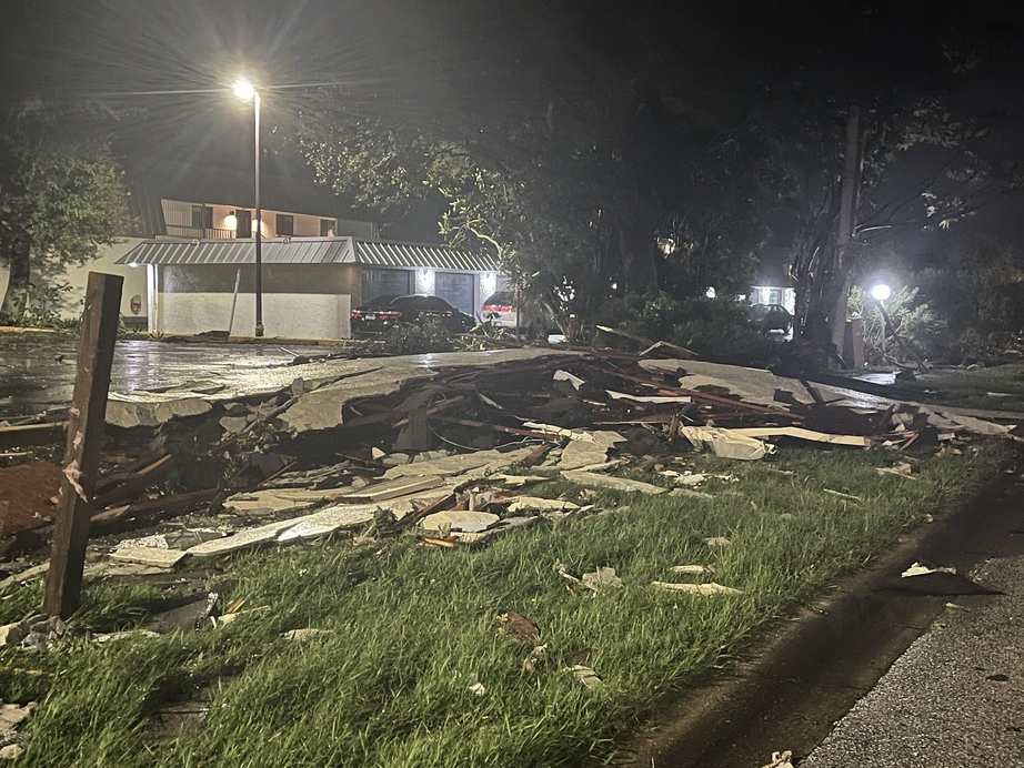 Siêu bão Milton đổ bộ Florida, gây mưa lớn khủng khiếp "1000 năm có 1"- Ảnh 2. Siêu bão Milton đổ bộ Florida, gây mưa lớn khủng khiếp "1000 năm có 1"- Ảnh 2.