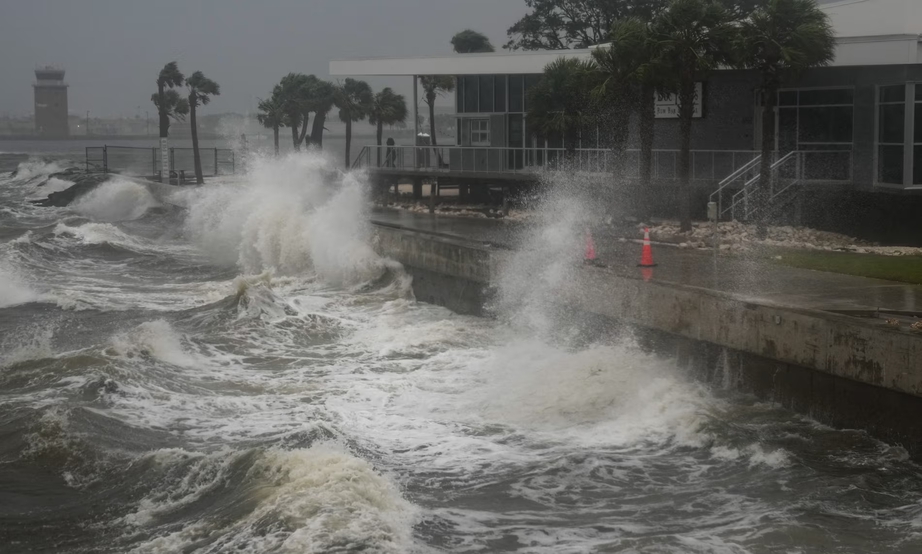Siêu bão Milton đổ bộ Florida, gây mưa lớn khủng khiếp "1000 năm có 1"- Ảnh 4. Siêu bão Milton đổ bộ Florida, gây mưa lớn khủng khiếp "1000 năm có 1"- Ảnh 4.